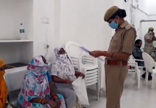 एसएसपी कार्यालय पर फरियादियों के हाथों को किया जा रहा सैनिटाइज