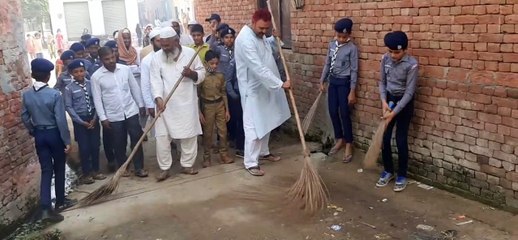 Descargar video: मलकपुर में जमीयत यूथ क्लब ने चलाया सफाई अभियान, ग्रामीणों को किया जागरूक