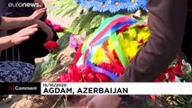 Çatışmada hayatını kaybeden Azerbaycanlı askerin annesi, oğlunun kabri başında göz yaşı döktü