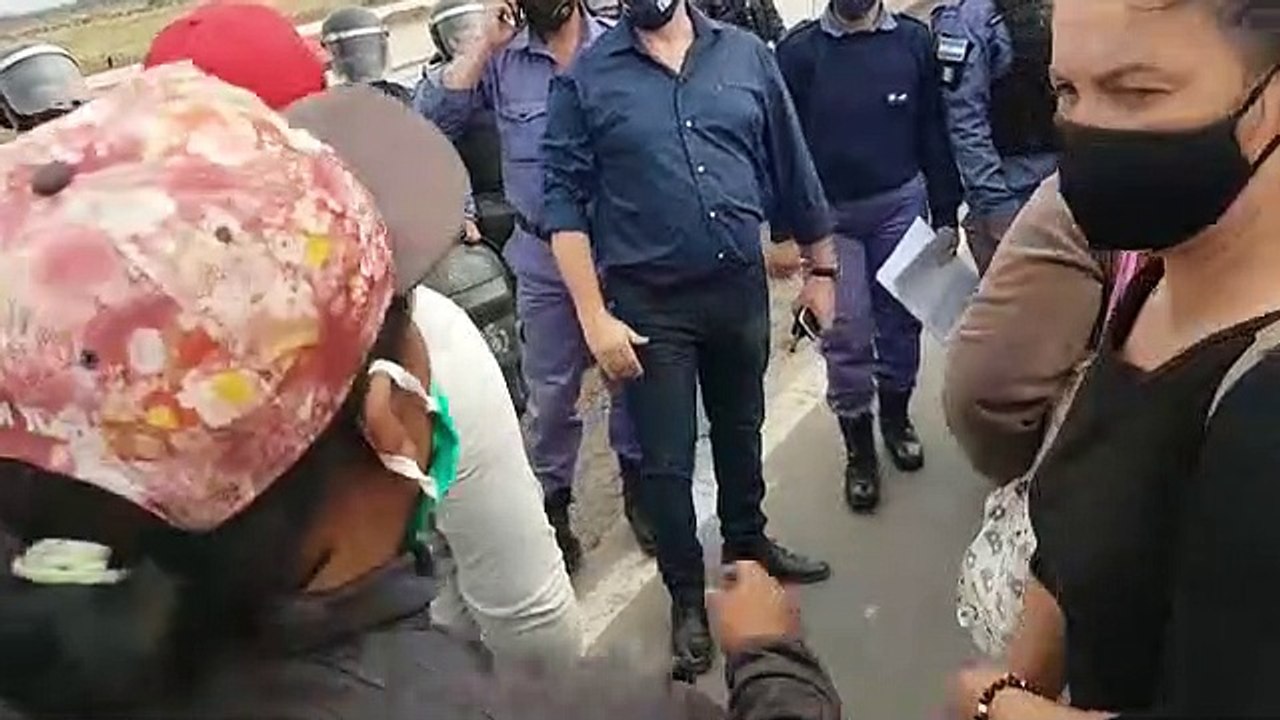 La policía desalojó un corte de ruta: tres detenidos y tres efectivos heridos