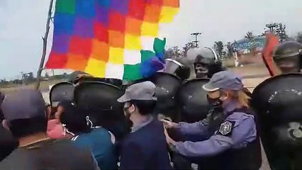 La policía desalojó un corte de ruta: tres detenidos y tres efectivos heridos