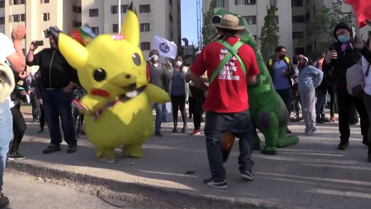 Pikachu e Homem-Aranha lutam juntos