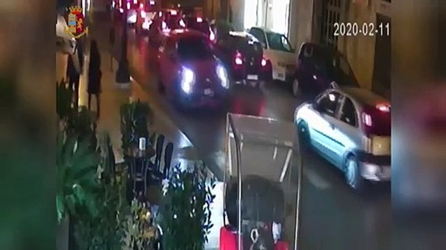 Barletta - Sfondano vetrina gioielleria in pieno centro e tra la folla preso rapinatore (15.10.20)