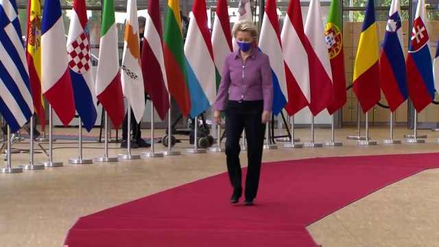 Chefe da Comissão Europeia abandona cúpula em Bruxelas