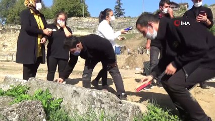 Kusursuz kafe çalışanları Antik kentte kazı çalışmasına katıldı