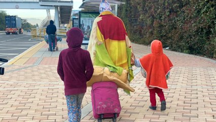 Caminantes venezolanos: el drama de una embarazada, sus hijos y esposo