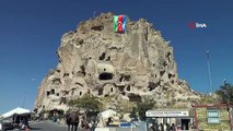 Dünyanın en yüksek peribacasına Azerbaycan bayrağı asıldı