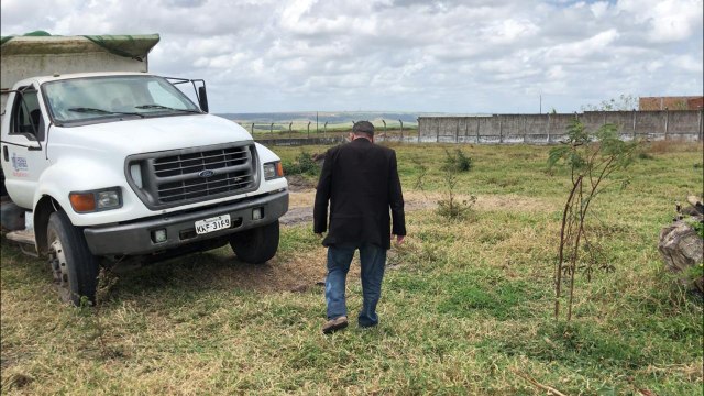 EXTRAÇÃO IRREGULAR DE AREIA DENTRO DO MATADOURO ABANDONADO DE PEDRAS DE FOGO