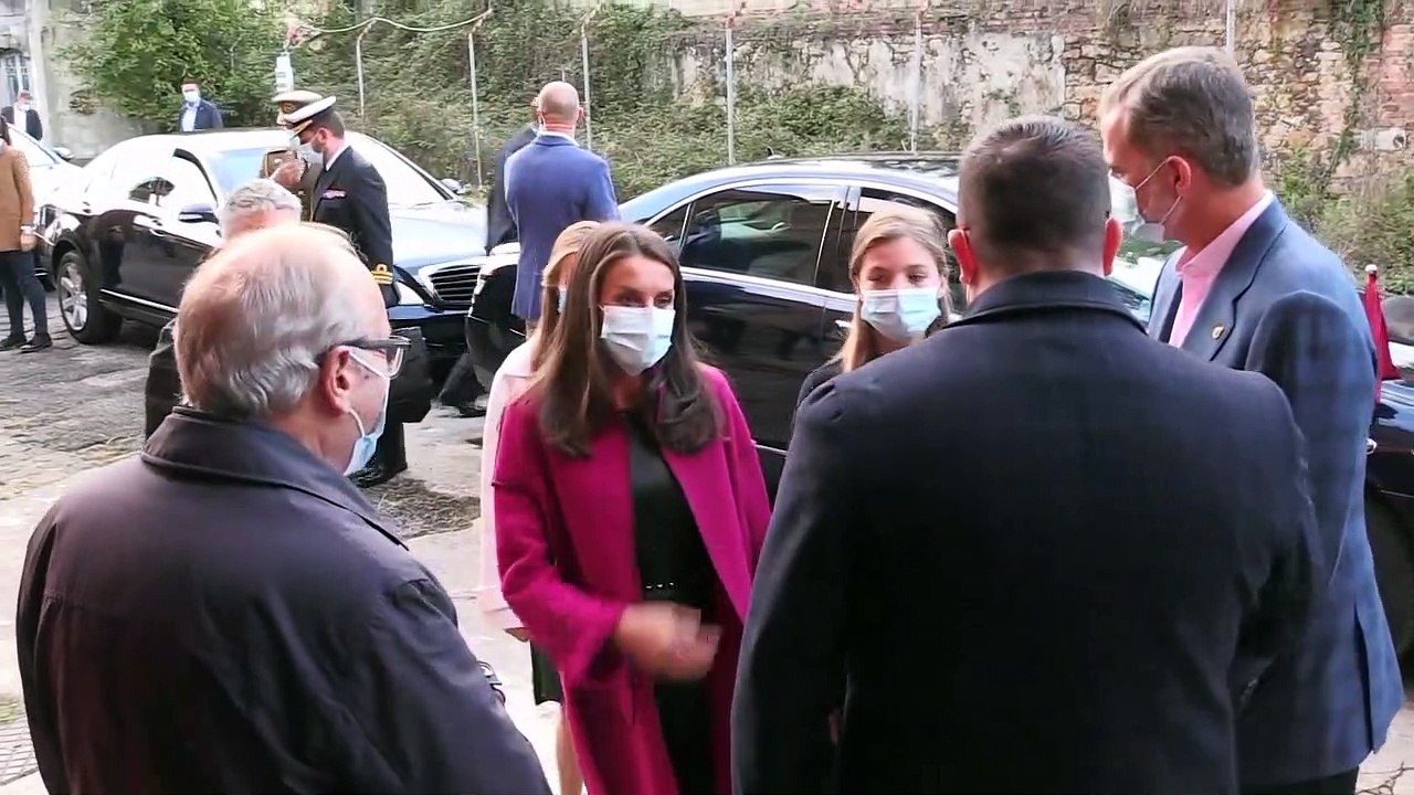 Los Reyes y sus hijas comienzan visita a Asturias con coches y arte