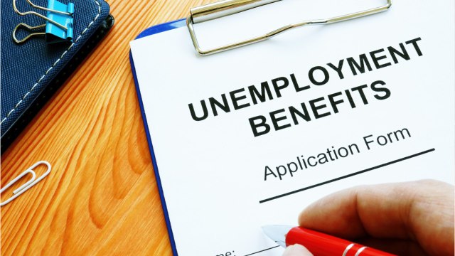 US Weekly Jobless Claims Spike To 898,000