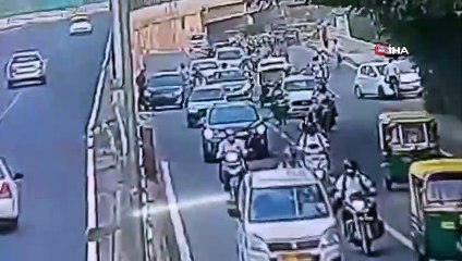 - Hindistan’da polis dur ihtarına uymayan aracın kaputuna çıktı