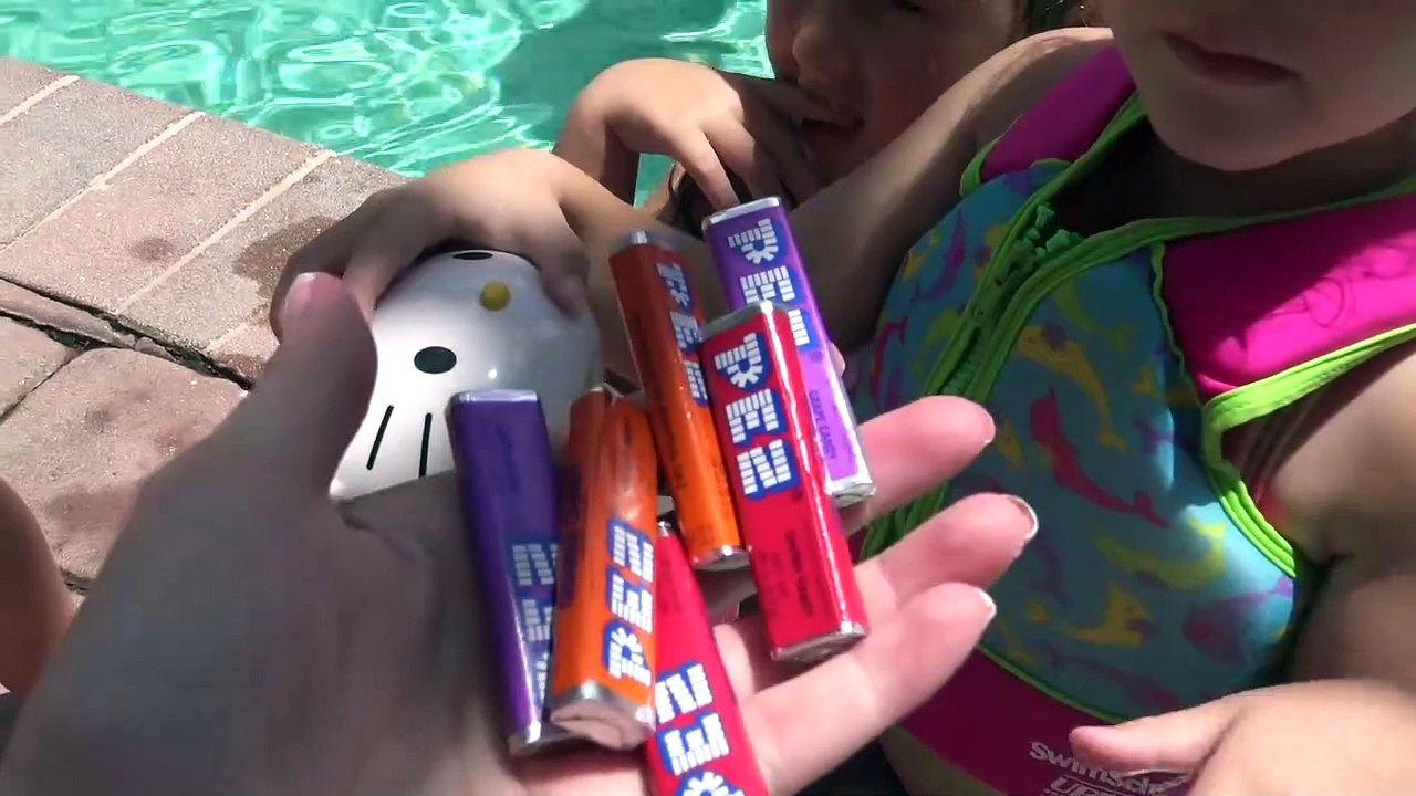 FUN in the POOL _ GIANT INFLATABLE DONUTS + HUGE Hello Kitty PEZ Candy Sophia Isabella e Alice