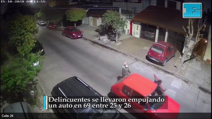 Delincuentes se llevaron empujando un auto