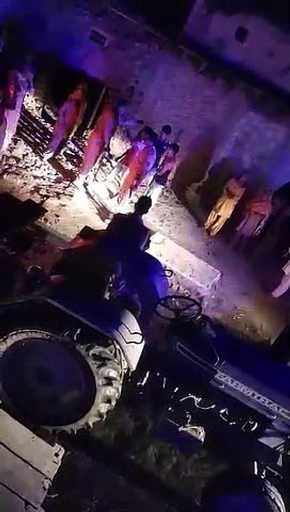 मथुरा: OLX ठगी के आरोपी को पकड़ने गई पुलिस के साथ हाथापाई का वीडियो वायरल