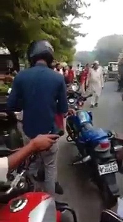 यूपी: पति ने महिला सिपाही को बीच हाईवे पर पटक कर पीटा, वीडियो वायरल