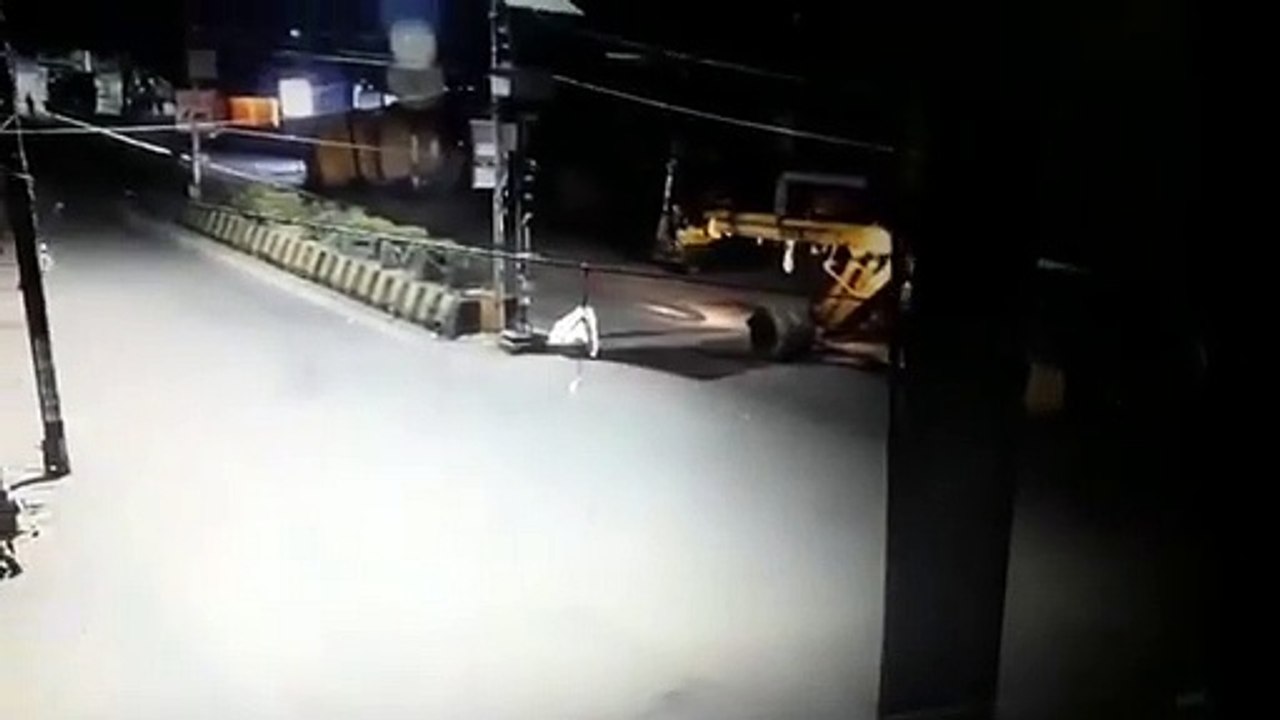 अंडरग्राउंड केबल चोरी करते चोर CCTV में हुआ कैद