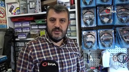 Скачать видео: Cep telefonu bomba gibi patladı! O anlar kamerada...