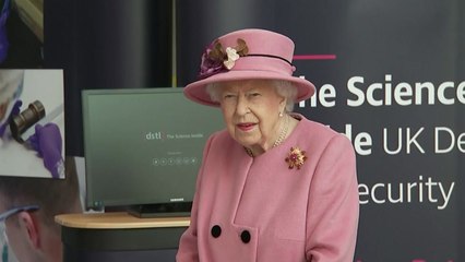 영국 여왕, 7개월 만에 외출...마스크 착용 안 해 논란 / YTN