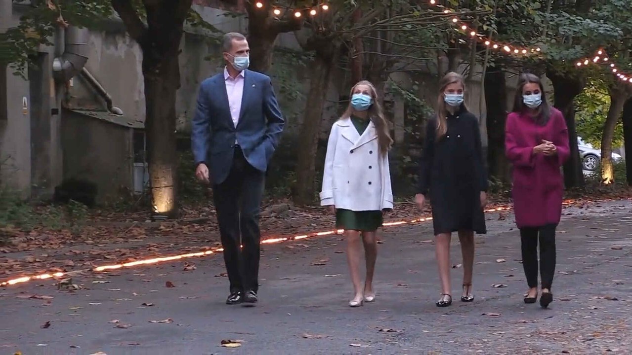 Los Reyes y sus hijas comienzan visita a Asturias con coches y arte