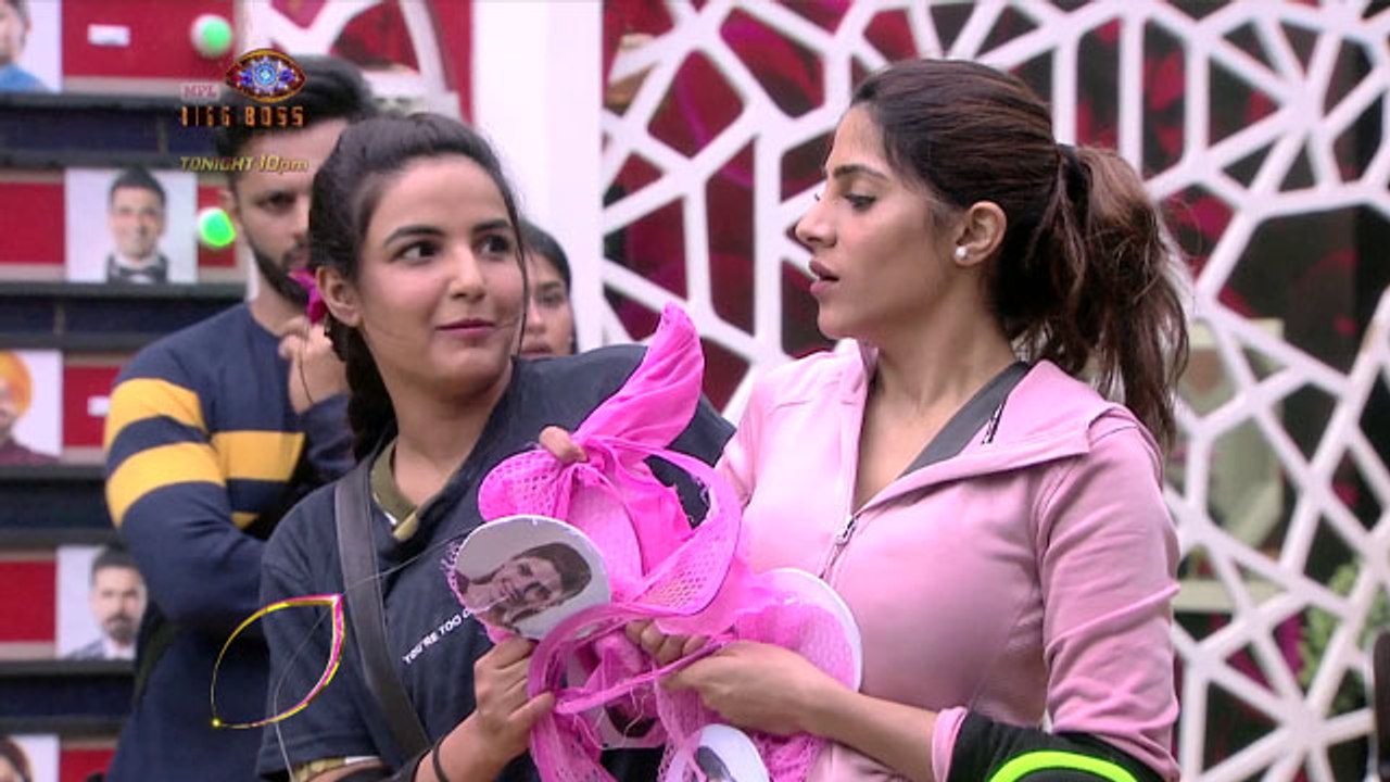 Bigg Boss 14; Jasmin Bhasin और Nikki Tamboli में हुआ झगड़ा, कौन जीतेगा टास्क ? |FilmiBeat