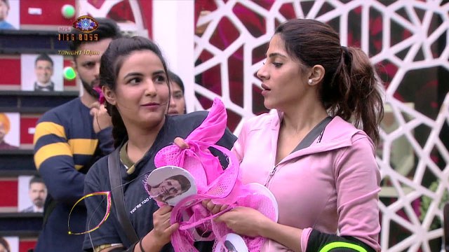 Bigg Boss 14; Jasmin Bhasin और Nikki Tamboli में हुआ झगड़ा, कौन जीतेगा टास्क ? |FilmiBeat