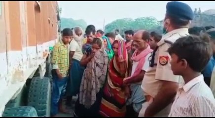 Video herunterladen: गाजीपुर: गंगा स्नान करने जा रही आठ महिलाओं को बेकाबू ट्रक ने रौंदा, 3 की मौत, 5 घायल