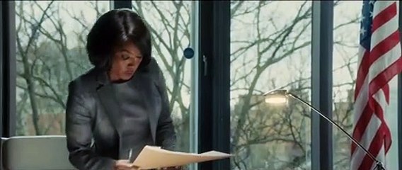 Survivor Film (2015) - Pierce Brosnan e Milla Jovovich