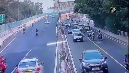 देखें: दिल्ली के धौला कुआँ में कार रोकने पर चालक ने ट्रैफिक पुलिस के जवान को बोनट पर घसीटा