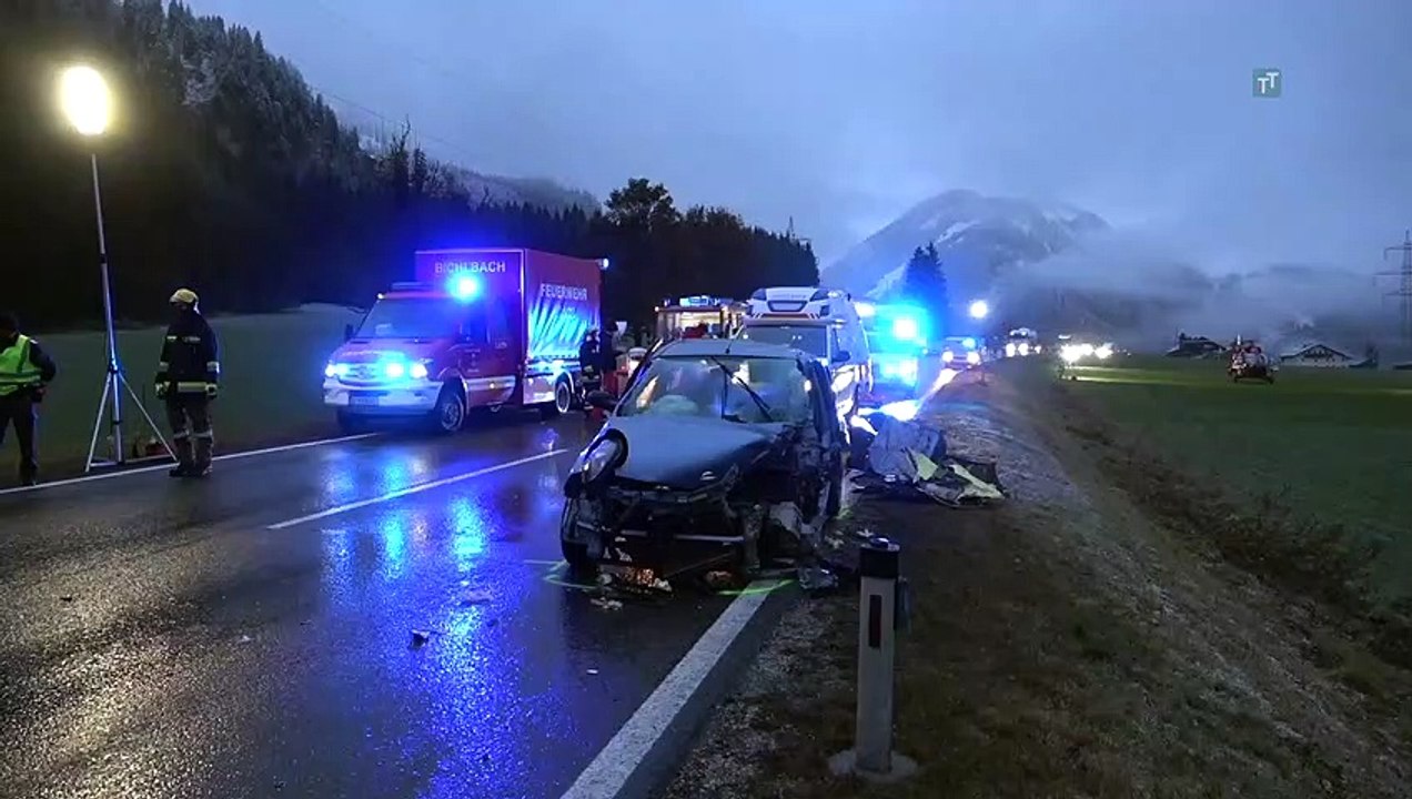 Schwerer Unfall in Bichlbach: Auto kollidierte mit Linienbus