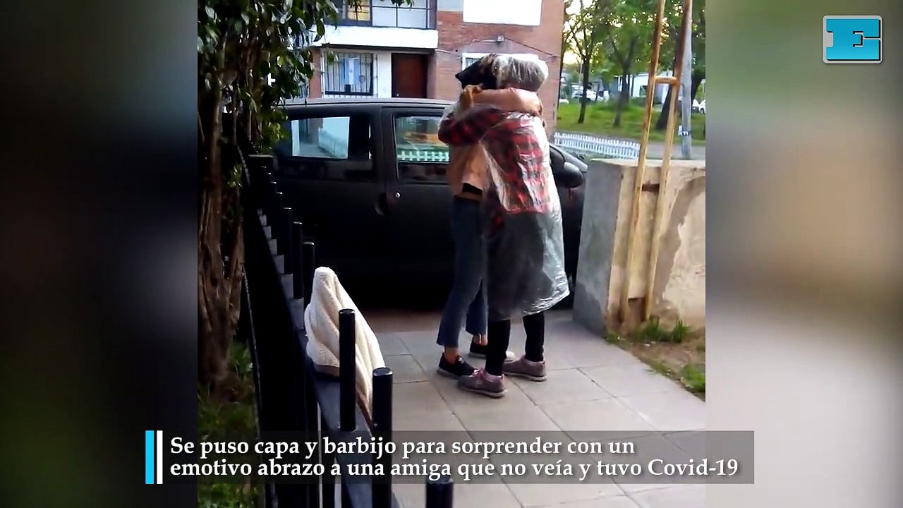 Se puso capa y barbijo para sorprender con un emotivo abrazo a una amiga que no veía y tuvo Covid-19