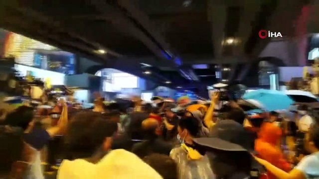 - Tayland'da hükumet karşıtı protestolarda tansiyon yükseldi- Bangkok polisi protestoculara tazyikli suyla müdahale etti