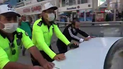 Yolda kalan otomobilli trafik müdürü itti