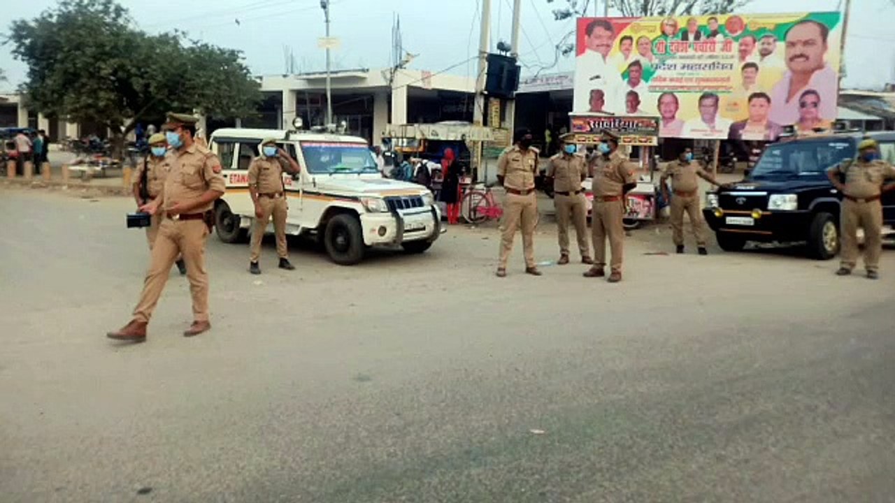 त्योहारों को सकुशल संपूर्ण बनाने के लिए चौराहे पर तैनात की गई पुलिस