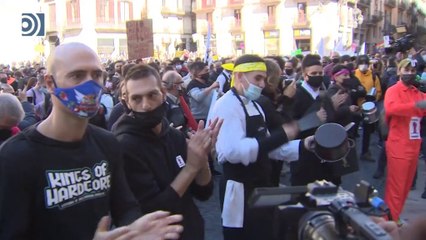 Los hosteleros catalanes protestan por los cierres las tirando huevos contra el Ayuntamiento