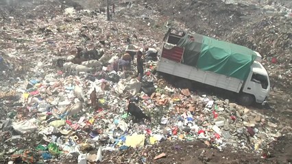 "쓰레기까지 줄었어요"...케냐 폐품팔이 빈민 '생존 위기' / YTN