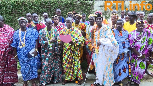 Les chefs traditionnels de la Région du Sud-Comoé interpellent Marcel Amon-Tanoh après son discours du 10 octobre au stade Félix Houphouet Boigny.