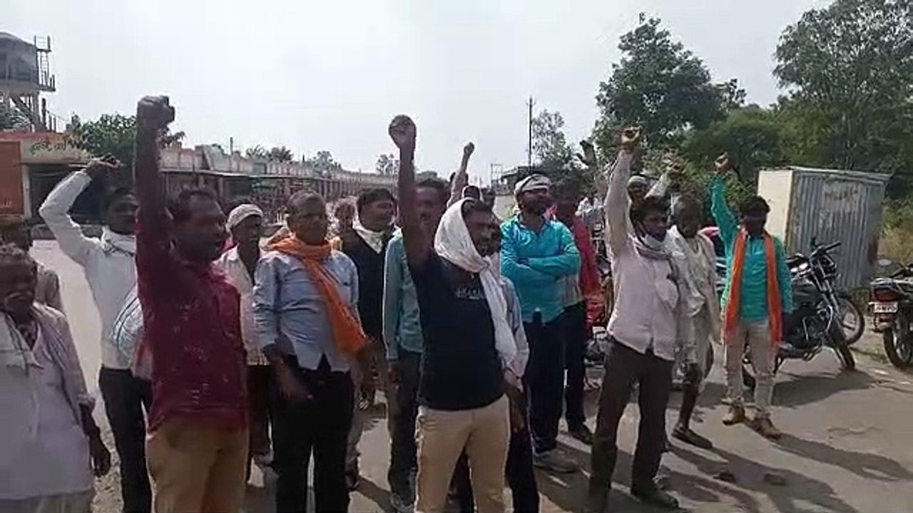 किसानों ने खाद नहीं मिलने पर मुख्य मार्ग पर लगाया जाम