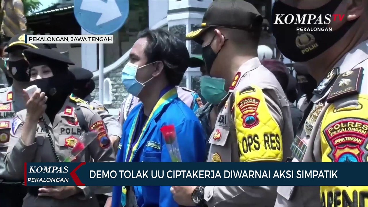 Demo Tolak UU Ciptaker Diwarnai Aksi Simpatik