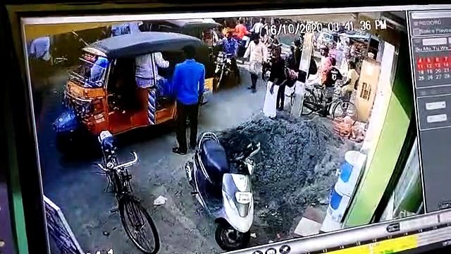 விபத்தில் சிக்கியவர் விரலை தேடிய நேரத்தில்.. அவரின் செல்போனை திருடிய நபர் - ஷாக் சிசிடிவி காட்சி
