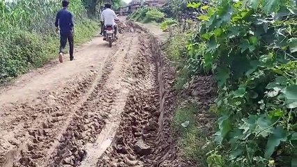 जानलेवा सड़क से निकलने को परेशान 52 गांव के ग्रामीण