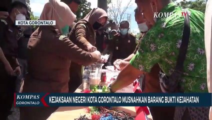 Video herunterladen: Kejaksaan Negeri Kota Gorontalo Musnahkan Barang Bukti Kejahatan