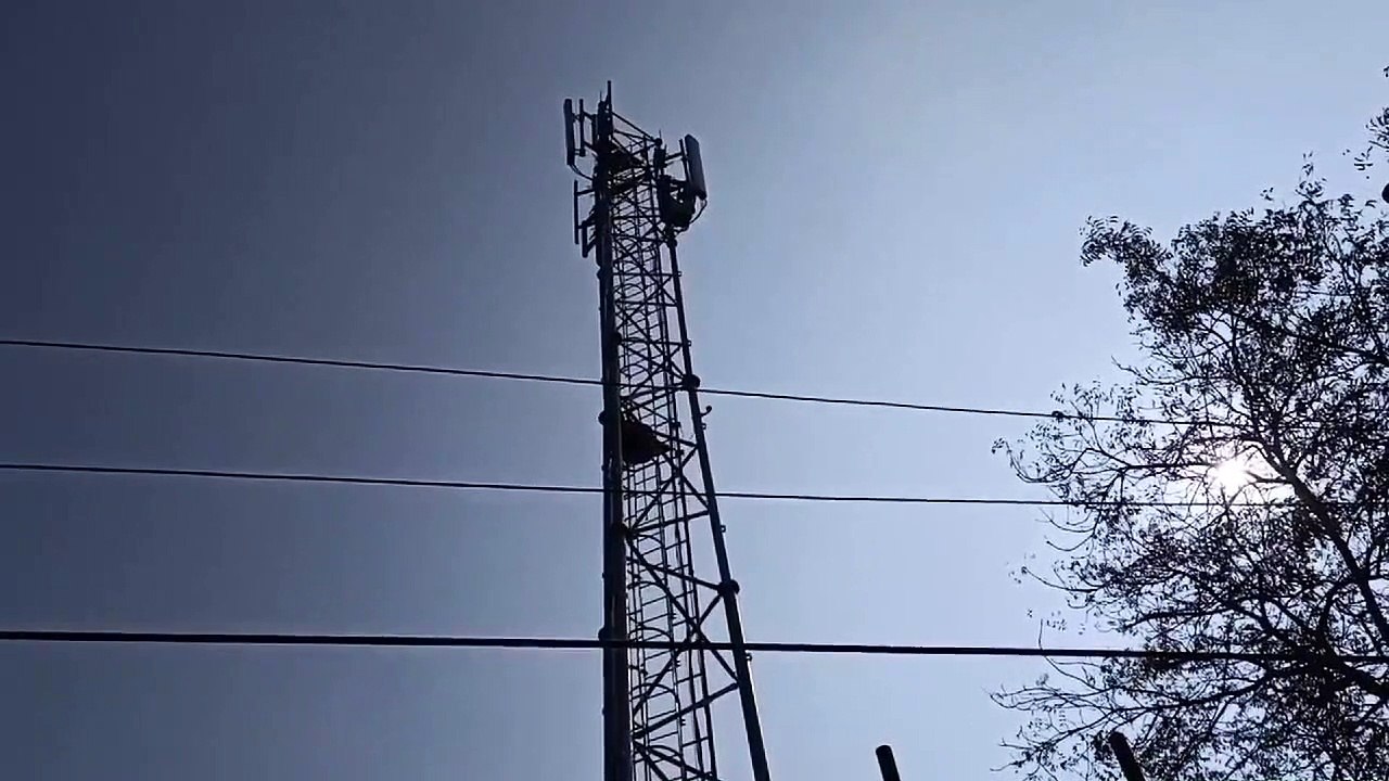 भदोही में राजस्वकर्मियों के रवैये से परेशान किसान चढ़ा टावर पर, मौके पर पहुंची पुलिस