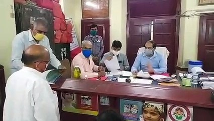 नामांकन पत्र जमा करवाते उम्मीदवार