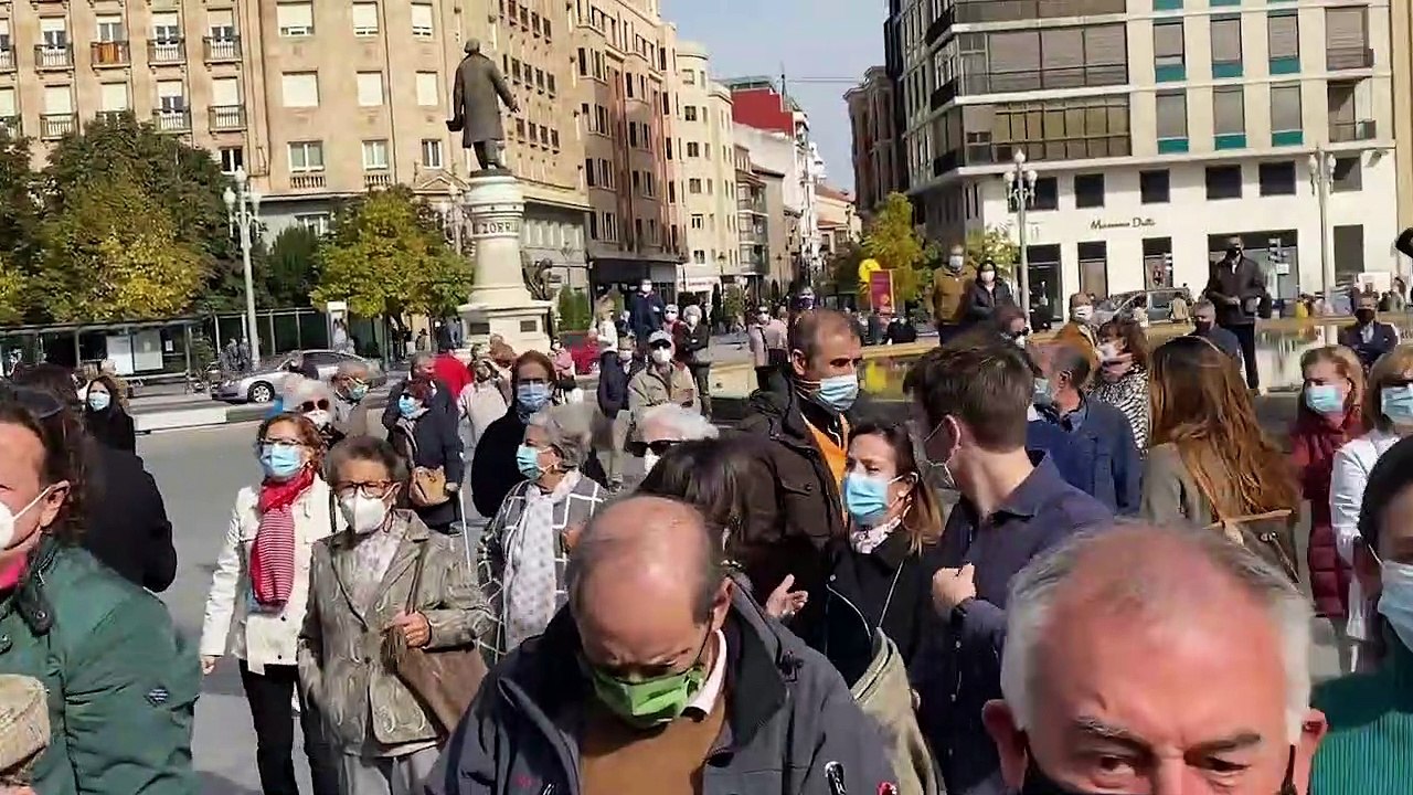 Valladolid rinde homenaje a Delibes con una escultura a tamaño real