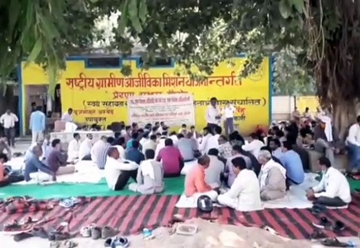 ग्राम प्रधान और ग्राम सचिव का जारी है विरोध प्रदर्शन