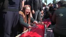 Lágrimas y gritos de angustia en los funerales por las víctimas del bombardeo sobre Ganja