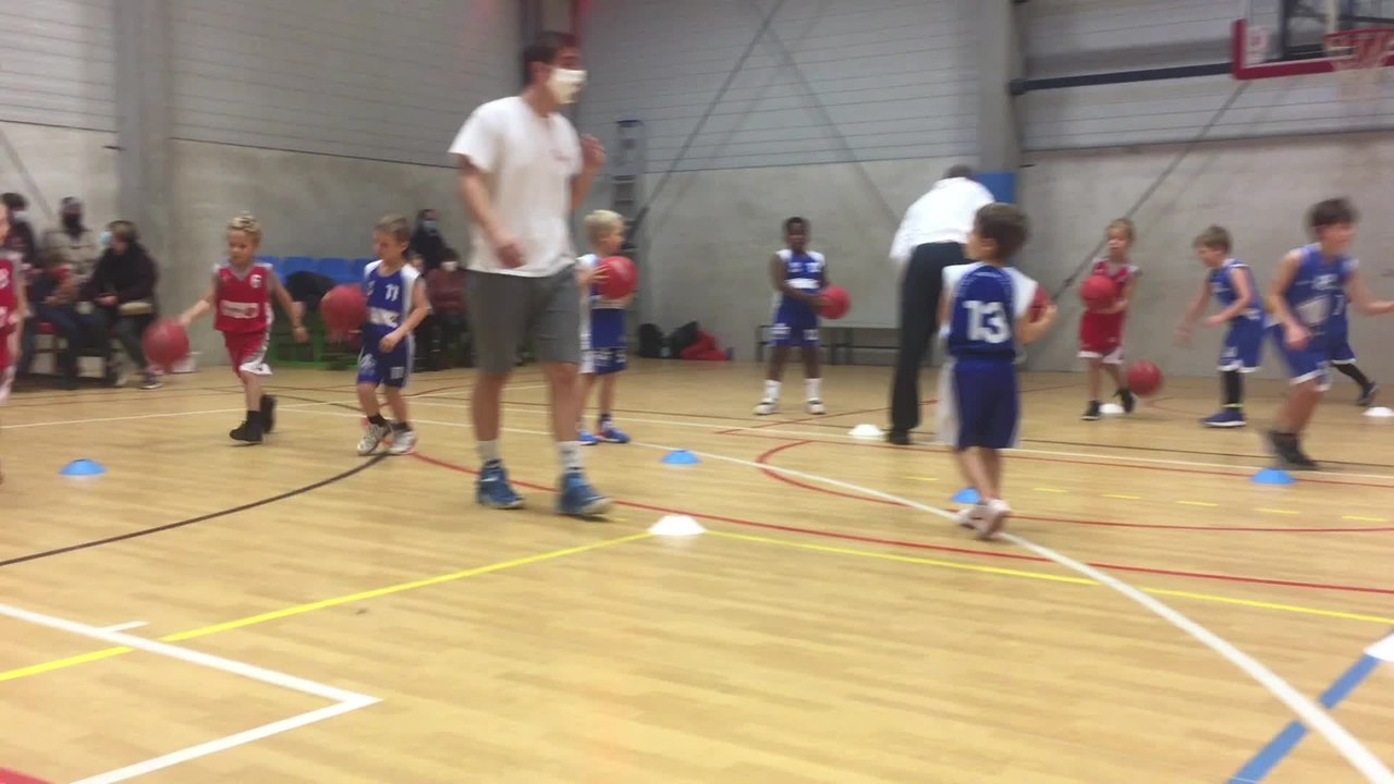 Séance de mini basket au hall sportif de Beez ( Namur )