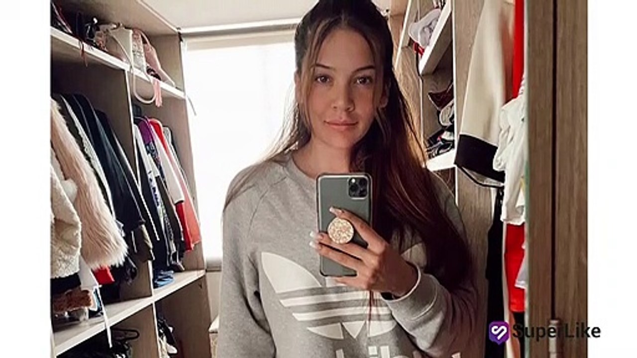 Recién levantada, Lina Tejeiro posa en sensual pijama y sin maquillaje