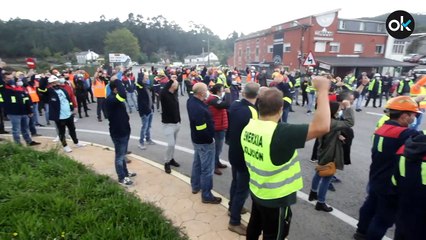Empleados de Alcoa cortan una autovía en Lugo con barricadas de neumáticos ardiendo