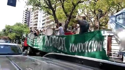 La caravana camino a Plaza de Mayo